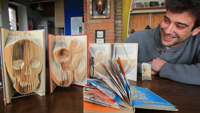 LaStampa's tweet photo. I libri diventano sculture: "Così li salvo dal macero" http://t.co/x8Z1AtMJ3C di @vale_frezz http://t.co/sRYwHqkLiG
