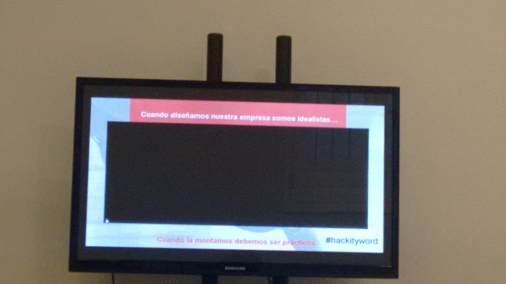 hackity's tweet photo. Cuando diseñamos nuestra empresa somos idealistas. Cuando la montamos debemos ser prácticos #hackityword http://t.co/nrcaBbgvS0