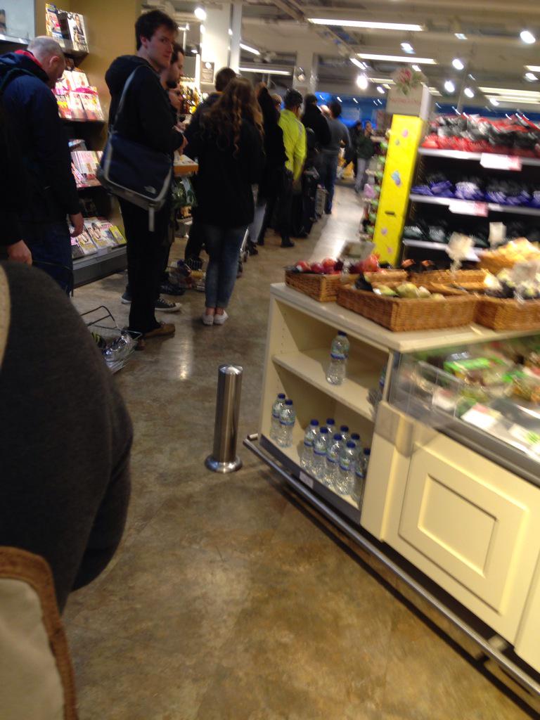 laraburrage's tweet photo. @waitrose 20min queues at Clifton branch this evening. 2 staff on checkouts during post work rush needed more support http://t.co/Sl0tyDv0fq