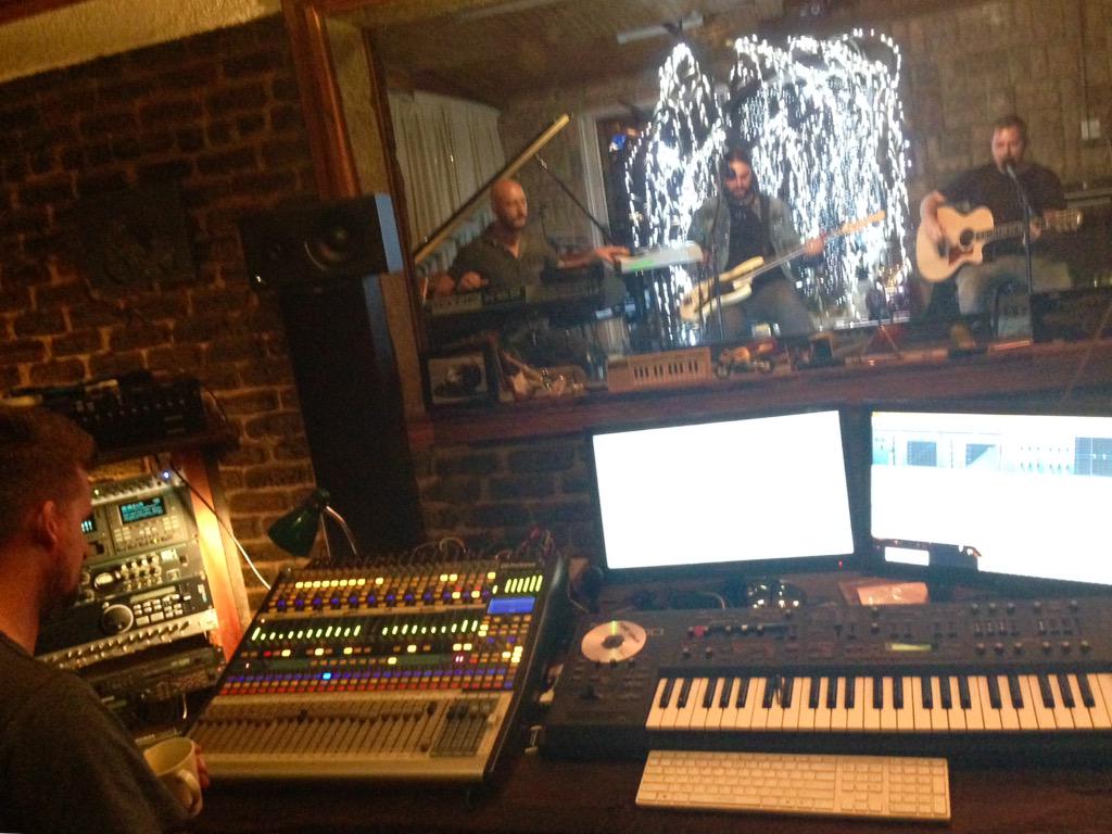 MariskaGeyer's tweet photo. Getting ready #WorldWideStreaming @Prime_Circle @skyroomlive #StudioSessions @mariuspopplanet live 21:00 http://t.co/UZjOrTeqJD
