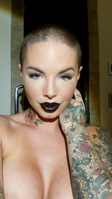 My new black lipstick http://t.co/RWgm6lKxeY<a href="/tag/mackmonday"class="tags"><span>#mackmonday</span></a><a href="/tag/mackbooty"class="tags"><span>#mackbooty</span></a>