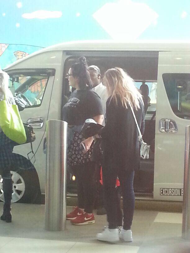 ImaneBari's tweet photo. @onedirection and others arriving at the #Singapore 💙💙❤❤
#Morocco #Moroccandirectioners #MorocconeedsOTRAT 🆔 ❤ http://t.co/y9t2hMmDAP
