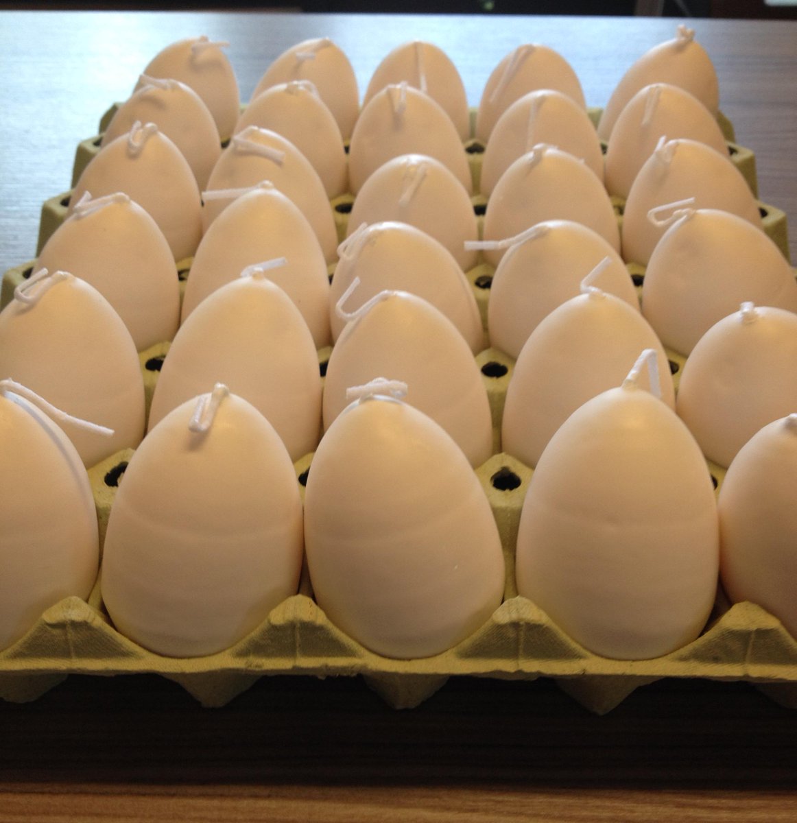 fevril2's tweet photo. Påskelysene på plass hos Fevril. Disse, som ser ut som egg er en klar favoritt!
#fevril#påske#lys#affari#egg# http://t.co/ECEvquiMZB
