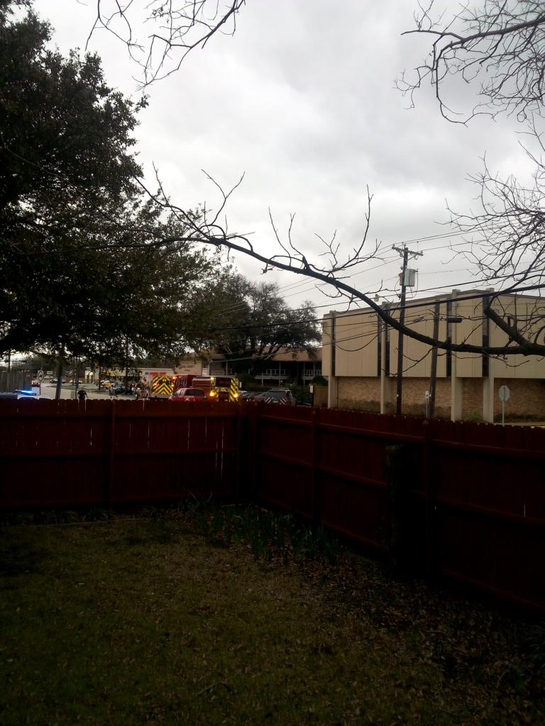 AxCdav's tweet image. Someone was just stabbed at the apartments across the street