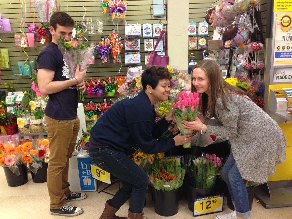 buasbmemphis15's tweet photo. #ASBroses #buasb takin a sec to smell the roses http://t.co/7MK3pHoeoR