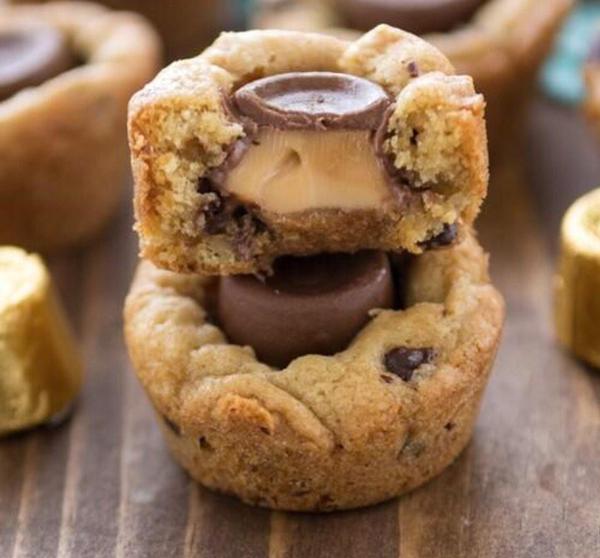 “<a href="/DailyFoodPhotos/">Daily Food Photos</a>: Rolo Chocolate Chip Cookie Cups ” we NEED to make this