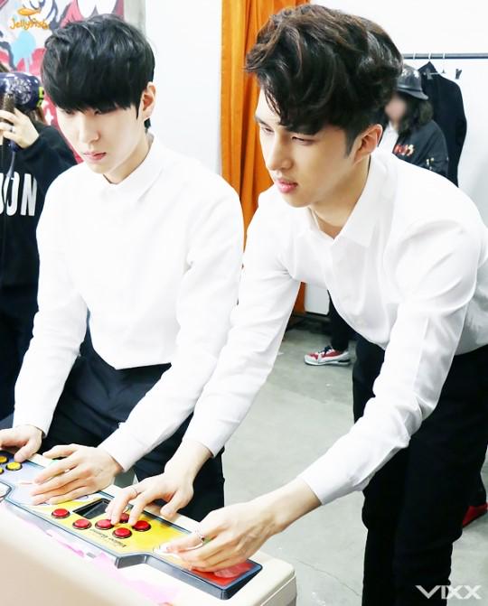 B_x4rc_UYAEsgqI.jpg:large