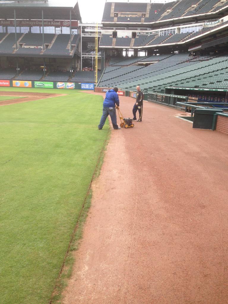 TXGroundsCrew's tweet photo. Devo laying down a tight edge before High School Baseball tomorrow. #SpringTraining http://t.co/sULezvoQrv