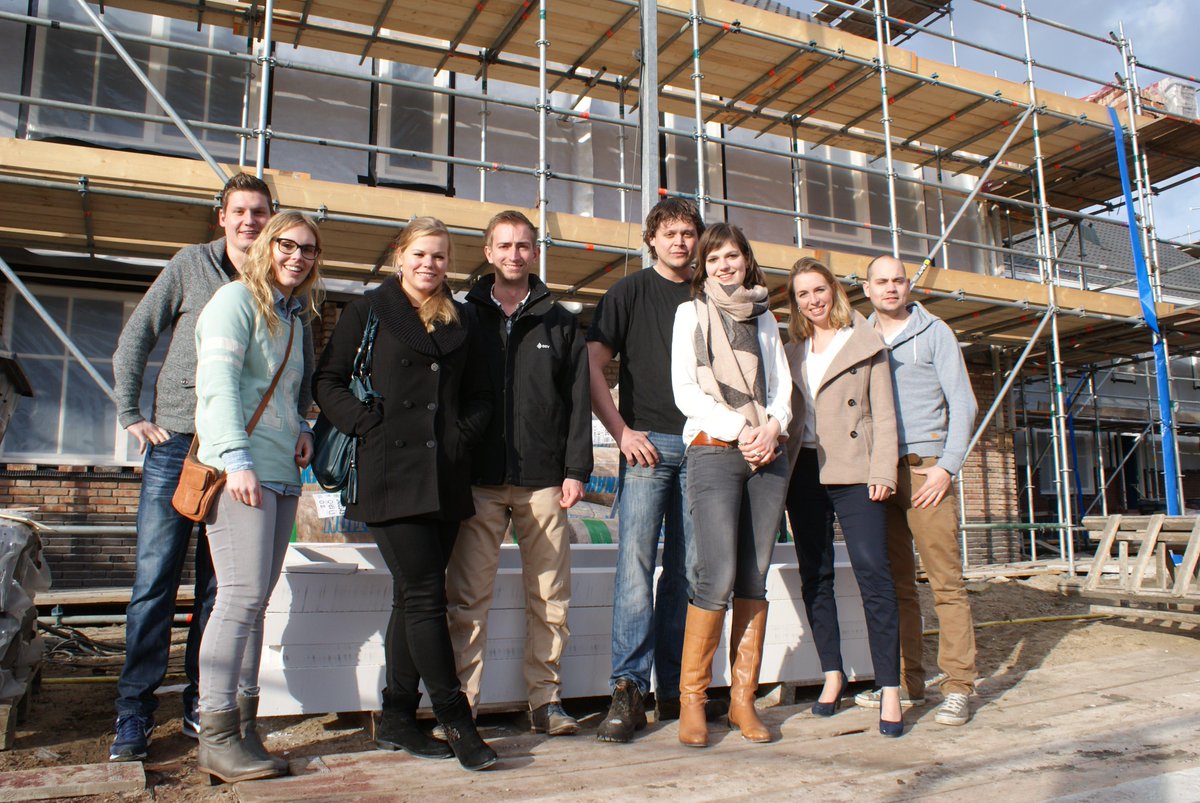 4 koppels bezichtigden hun nieuwbouwwoning in Afferden. Nog 2 woningen te koop! bit.ly/1C2ImQx