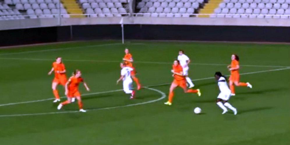 IntanPutriR1's tweet photo. Wahaha @Bolanet: [Video] http://t.co/Yjq6nJV7Qn - Ajaib! Chelsea Ladies Ini Cetak Gol Ala Messi http://t.co/VVEE8bHwXn"