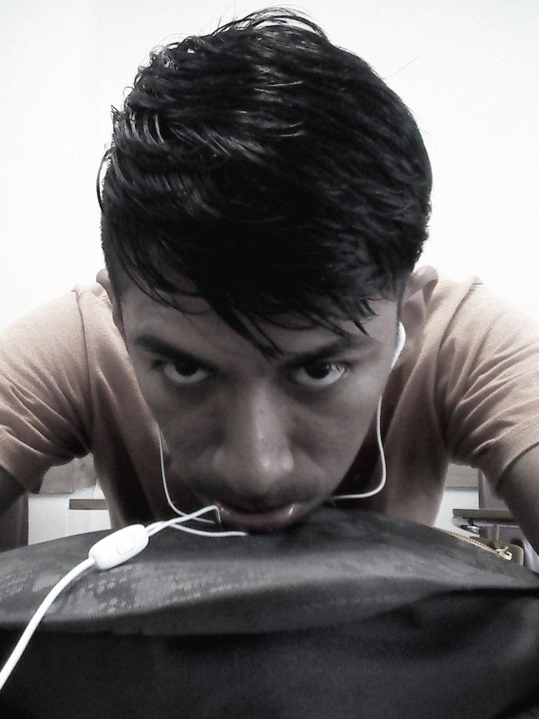 lestat27's tweet image. Aburrido @jeshua1819 deja de ver la gata