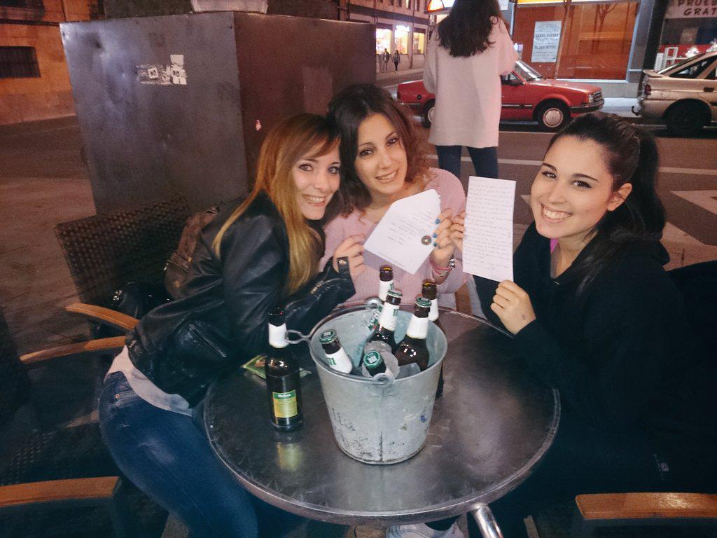 Raky_20's tweet photo. Buena tarde con mes neñas @cris_gg3 @Maria_fb92 con sorpresa desde NewYork.@Judith_cc2 eres estupendamente bonita http://t.co/wTR124z2Z8