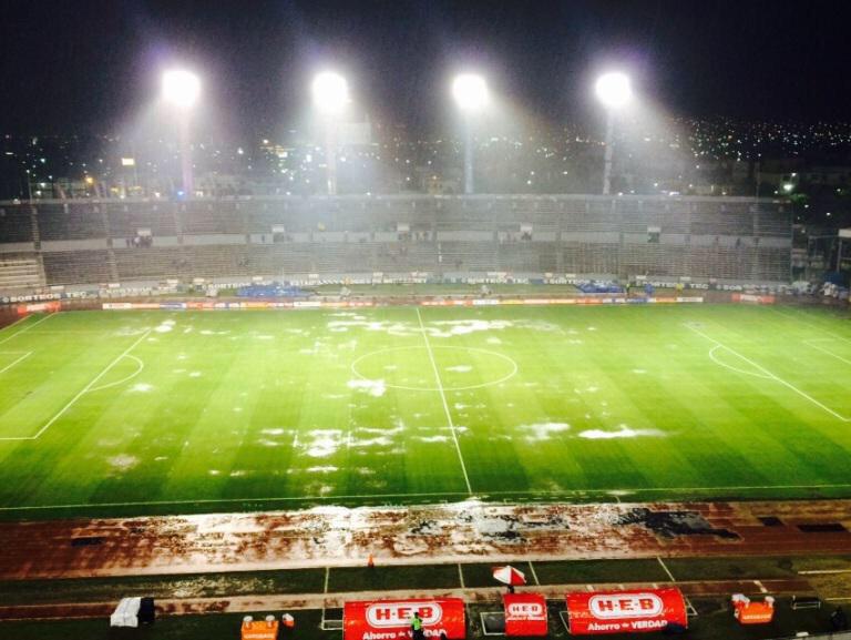 Canchero03's tweet photo. A causa de la lluvia no se jugará el Rayados vs #Correcaminos . La Liga determinará cuando se jugará el partido. http://t.co/4NOlKxDVw1