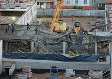 обрушение плиты перекрытия. обрушение опалубки лобачевского. рухнувшая опалубка перекрытий. обрушения опалубки. обвал на павелецкой.