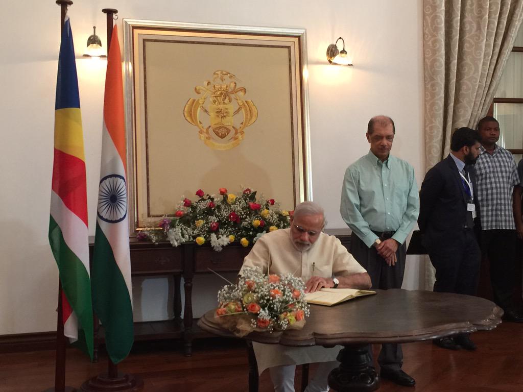 PMOIndia's tweet photo. PM @narendramodi signing the Visitors Book at the State House after the Ceremonial Reception in Seychelles. http://t.co/crkm2dhU7W