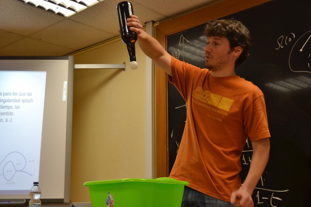 wcupcakefactory's tweet photo. Hoy en #DPHD hemos tenido con nosotros a Paco Gancedo creando tornados y haciendo experimentos muy chulos!!! http://t.co/Ekd81zJAPb