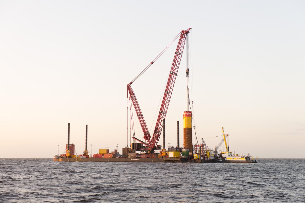 Westermeerwind's tweet image. Eerste funderingspaal #windpark #Westermeerwind geheid zie westermeerwind.nl/eerste-funderi…