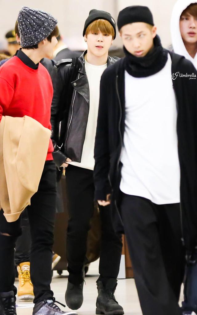 greasemin's tweet photo. I founddddd ittttttttt!!!!!! Same outfit!!!!!!!!! #yoonmin #thisishowispendmytime http://t.co/JZvVgmaHZK