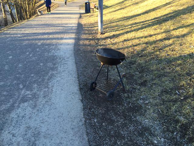 Sagenebryggeri's tweet photo. Griillsesongen er i gang på Sagene #burgerogbayer #pilsogpølse #bysommer http://t.co/XaYzUQiP5g