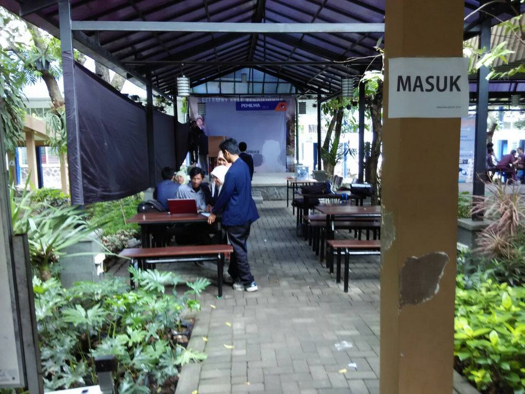 pemilwa_kbmsi's tweet photo. Tps pndh ke gazebo, kmi tetap akn melayani anda kbmsiku hehe..ttep smngat rek bwt nyoblos.mkita tunggu smpe jam 18.00 http://t.co/PHrFdXNUQx