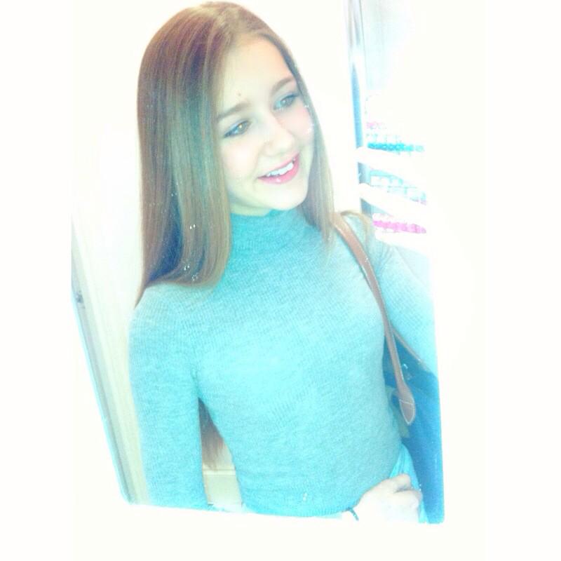 lilysimpson_x's tweet photo. Baby this baby that 👀 http://t.co/BjJ1BCzOHN