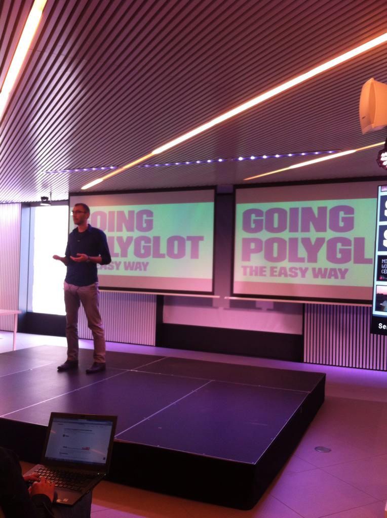 MEspinozaMoron's tweet image. Going polyglot, the easy way en #smashtech con @sharnik #developers @Smash_Tech