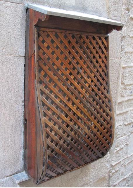 Mirar sense ser vist: restauració d’una gelosia de fusta de la façana del museu