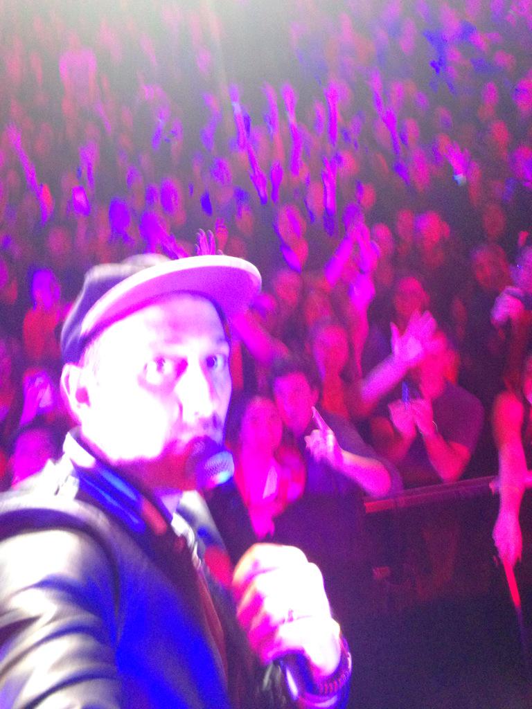VictoriaBarnes7's tweet photo. @matkearney thanks for grabbin my phone!! http://t.co/PKDAStTRP9