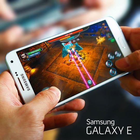 Sekarang dengan layar 5" Super Amoled Samsung GALAXY E bikin hobby bermain game kamu makin #up2galaxyE!