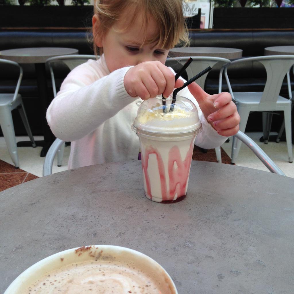 LisaM250585's tweet photo. #coffee #milkshake #MammyAndDaughterTime #LoveThisGirl @woods_coffee #best coffee in wallsend 😊 http://t.co/Q06R43nWyl