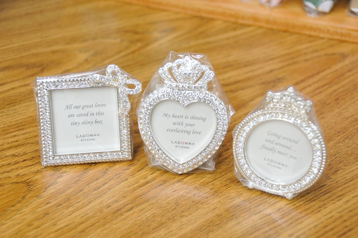 松美堂 品川区荏原町の写真屋さん No Twitter キラキラ輝くラドンナのミニフォトフレーム たくさんのクリスタルがとっても素敵です 結婚祝いや出産祝いの贈り物にぴったりです 品川区 写真 フォトフレーム キラキラ ミニ Http T Co W0rokdv8zy
