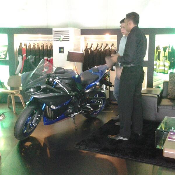 Kl yg ini R1, adaptasi dr motor balap Yamaha,dijamin ngebut banget :D kl kalian ksini bisa cobain naik loh, tertarik?