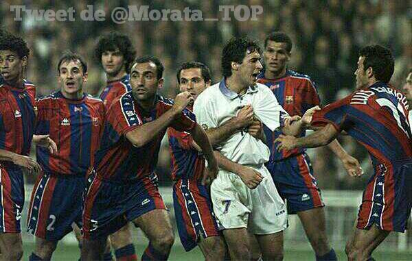 Morata_TOP's tweet photo. Dicen que hace falta 3 hombres para cubrir a Messi. ¿Cuantos hacen falta para cubrir a Raul? http://t.co/0YVrCnGrxp