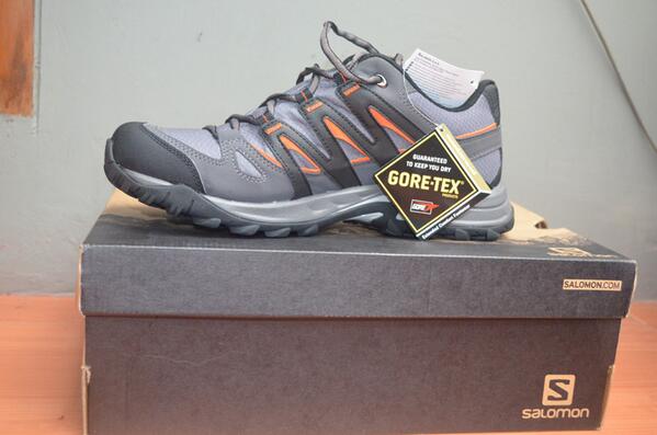 Faris4816's tweet photo. Buat yg suka Berpetualang, b'gaya, B'joging nih sepatunya SALOMON GTX ESCAPE GORE-TEX >>http://t.co/1wSaTtrcgW http://t.co/3H6dkMQ9Xs