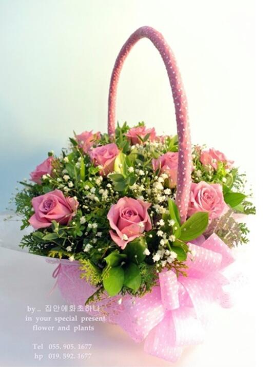 누군가에게는 하루의 행복을 듬뿍 안겨 주었을 꽃바구니..
장미꽃바구니랍니다.
..