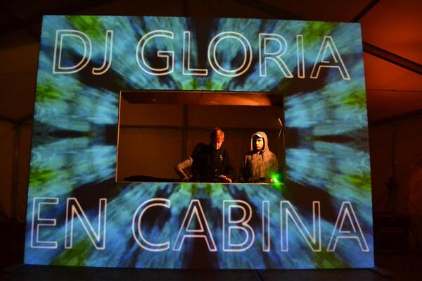 ESergioSevilla's tweet photo. No podria ser otra que nuestra @DjGloriaCebrian para estrenar la cabina 3D!!!! http://t.co/py01Jr1tPl