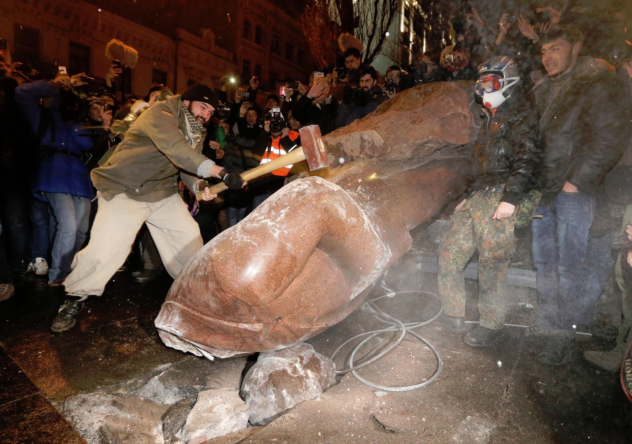 Derribada una estatua de Lenin por manifestantes en Kiev