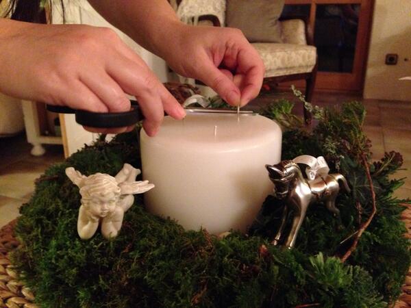 embiente's tweet image. Die #PartyLite Kerze für den #Adventskranz wird gekürzt.