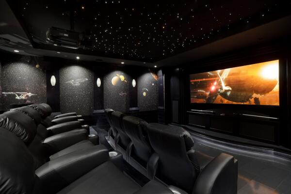 SIScreens's tweet image. Epic Custom Home just had fun with a Curved Black Diamond!