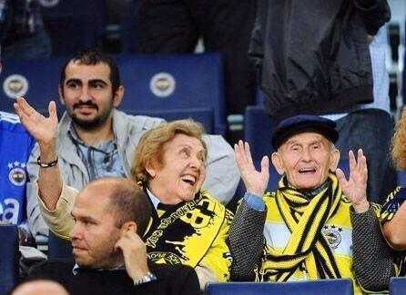 Fenerbahçemizi hiçbir maçta yalnız bırakmayan Mümtaz Amcamızın mekanı cennet olsun...