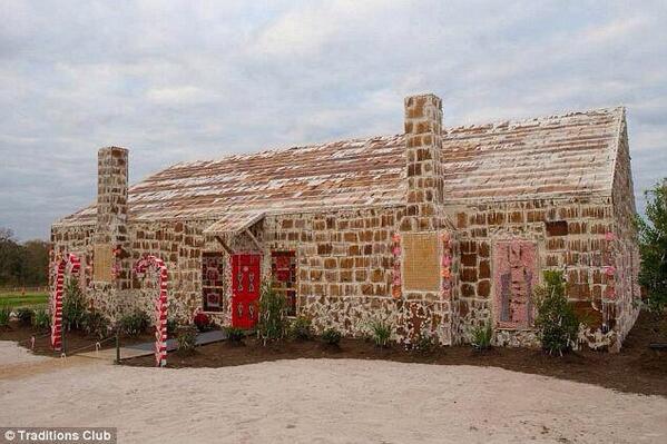 darrenrovell's tweet photo. World's largest gingerbread house made in Texas is 36 million calories http://t.co/5SCl5V1hqd (via @MeredithFrost)