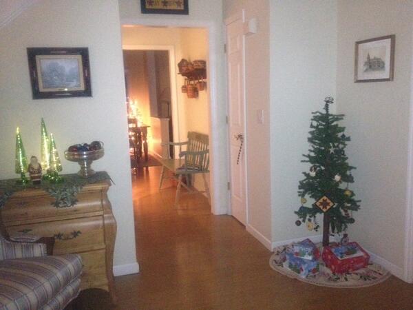 dettigsgal's tweet image. This was cut-off day for decorating. If its not up, it&apos;s not up. Maybe next year #tistheseason #cardtime