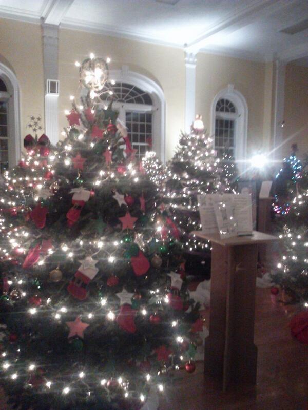 GarrisonPlayers's tweet photo. Come see our tree at the Dover city hall! #festivaloftrees http://t.co/523pafdkn1