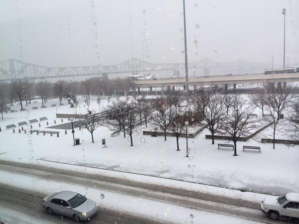 BarbaraWHAS11's tweet photo. #snowday #snow @waterfrontfrontpark #louisville http://t.co/uWnAKsp4iS