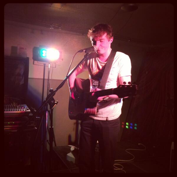LEIEPOP's tweet photo. Nu @maavdnbo live op de #leiepopsessies @cafejeruzalem ! http://t.co/zGgmF9Ldnn