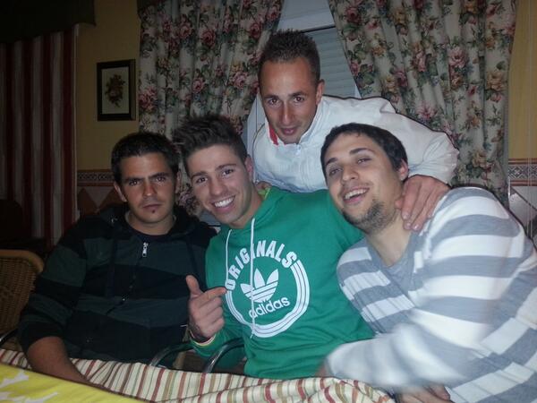 davidbecerragar's tweet photo. Seguimos los cracks aqui @VillaSummerPart @falla_jose @chilao y un servidor http://t.co/SVtUB8VLp3