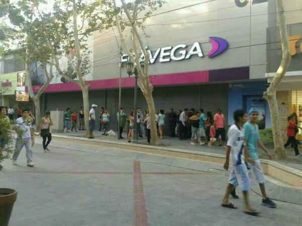 Lauritejada's tweet photo. Asi estamos, haciendo fila para el lcd! PONGANSE A LABURAR, VAGOS!! http://t.co/DIr29Fh3Uj
