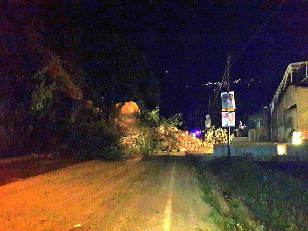 a 800 metros de la antigua bomba de turumo derrumbe que no permite el paso vehicular tomar la precauciones