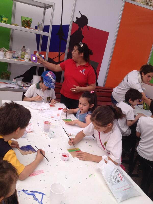 PanoramasI's tweet photo. Gratis Talleres, shows y buenas ofertas en la Feria del Libro de Ñuñoa hasta este domingo 8 de dic en la Pza.Ñuñoa http://t.co/7uyKNLxEnq