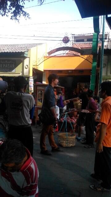 xiaolingchan's tweet photo. @evandimanamana @JuliaBelindaLie RT @JogjaUpdate: #jogja 8.03 @zogiejat: syuting film korea di Pasar Kotagede http://t.co/67jx4wMpFG